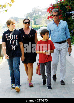 Pierce Brosnan en train de déjeuner avec sa famille, fils Dylan et Paris, et femme Keely Shaye Smith à Taverna Tony à Malibu Banque D'Images