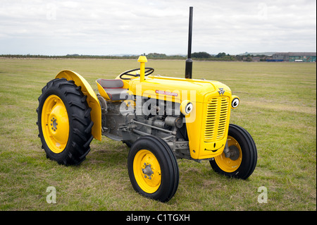 Un modèle Massey Ferguson 35 peint en jaune et gris avec un smiley Banque D'Images