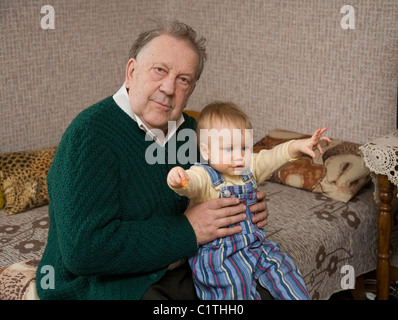 Heureux Grand-père Senior Woman Holding Baby Kid Banque D'Images