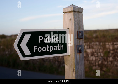 Sentier Public signer en campagne des Cornouailles avec mur de granit en arrière-plan Banque D'Images