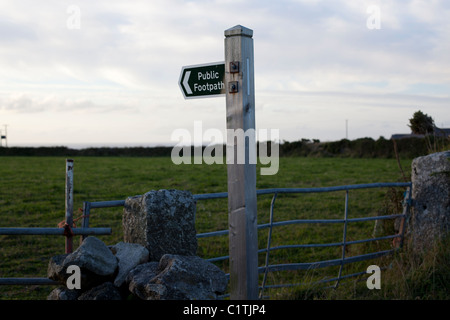 Sentier Public signer dans la campagne anglaise Banque D'Images