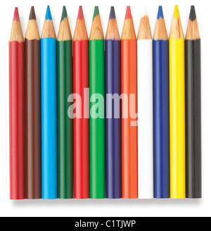 Une rangée de coloré childrens' pencils isolated on a white background Banque D'Images