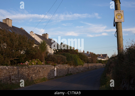 Il s'agit d'une zone de surveillance de quartier signe sur poteau télégraphique sur country lane Banque D'Images