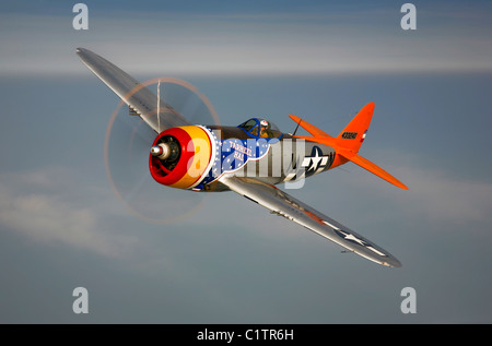 Un Republic P-47D Thunderbolt dans vol au-dessus de Galveston, Texas. Banque D'Images