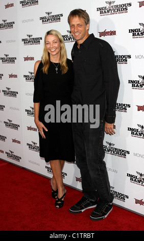 Tony Hawk et guest Los Angeles Premiere de Inglourious Basterds Premiere tenue au Théâtre chinois de Grauman - Arrivées Banque D'Images