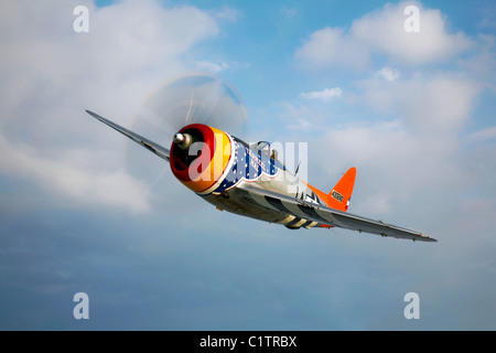 Un Republic P-47D Thunderbolt dans vol au-dessus de Galveston, Texas. Banque D'Images