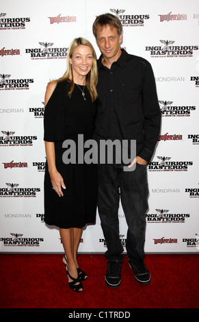 Tony Hawk et guest Los Angeles Premiere de Inglourious Basterds Premiere tenue au Théâtre chinois de Grauman - Arrivées Banque D'Images