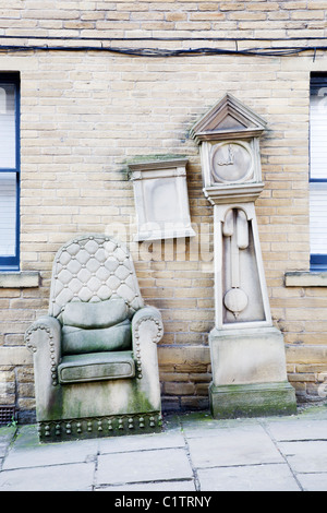 Horloge Granddads et président Sculpture Bradford West Yorkshire Angleterre Banque D'Images