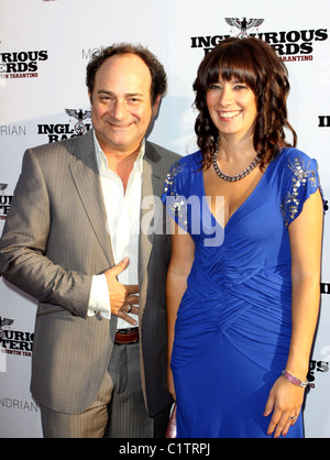 Kevin Pollak et guest Los Angeles Premiere de Inglourious Basterds Premiere tenue au Théâtre chinois de Grauman - Arrivées Banque D'Images