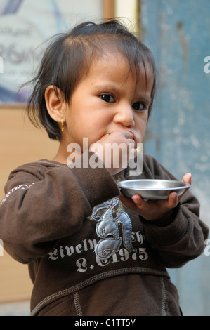 Les Népalais peu girl eating , la vie , les Népalais à Katmandou , rue de Katmandou au Népal , vie Banque D'Images