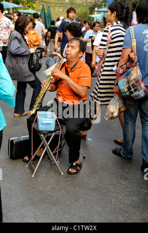 Musicien aveugle jouant de la clarinette, Chinatown, Bangkok, Thaïlande Banque D'Images