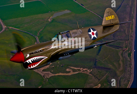 Un P-40E Warhawk en vol près de Livermore, en Californie. Banque D'Images