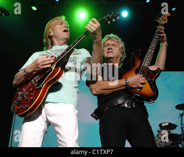 David Justin Hayward et John Lodge de The Moody Blues en concert à l'Amphithéâtre Molson, Toronto, Canada - 12.08.09 Banque D'Images