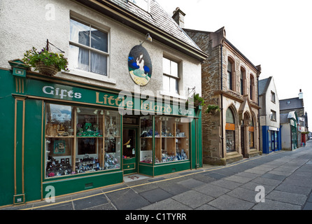 Zone piétonne, rue Albert à Orkney Kirkwall Écosse continentale avec Trenabies Bistro avec petite île cadeaux Banque D'Images