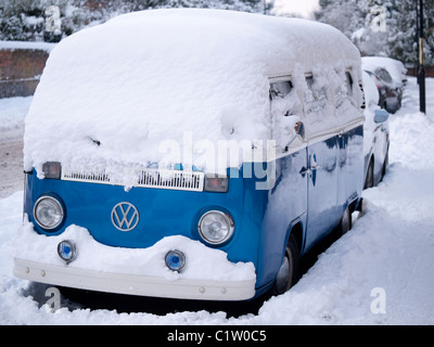 Une Volkswagen camper van stationné sur une rue et couvertes de neige. Banque D'Images