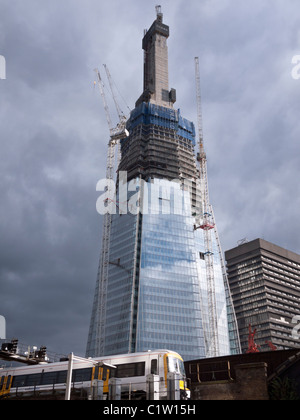 Le Shard en construction avec le train en premier plan Banque D'Images