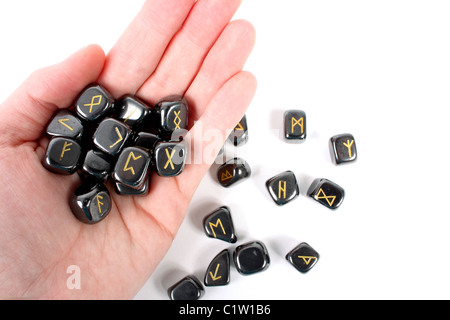 Un ensemble noir de Elder Futhark norrois runes pour dire de fortune et de la divination à l'Halloween Banque D'Images