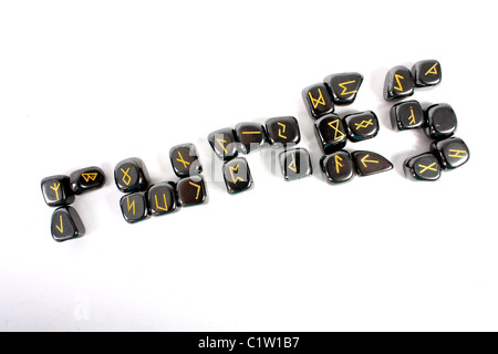 Un ensemble noir de Elder Futhark norrois runes pour dire de fortune et de la divination à l'Halloween, l'orthographe du mot de runes. Banque D'Images