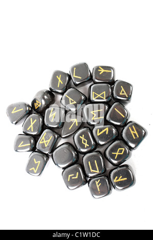 Un ensemble noir de Elder Futhark norrois runes pour dire de fortune et de la divination à l'Halloween Banque D'Images