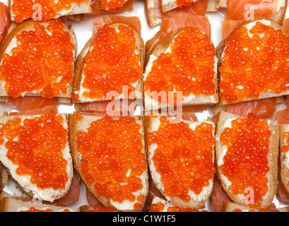 Des sandwichs avec œufs rouges et Salman isolated on white Banque D'Images