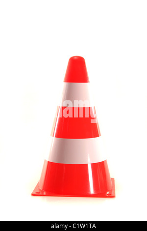 Pylône construction rouge et blanc devant un fond blanc Banque D'Images