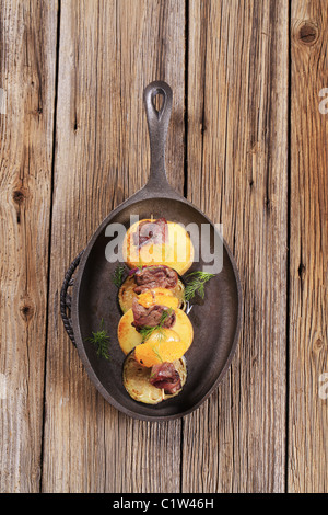 Du boeuf ou du gibier kebab avec des oranges servi dans une poêle Banque D'Images