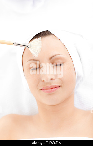 Relaxed woman ayant un traitement de beauté Banque D'Images