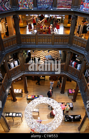 L'intérieur du grand magasin, Liberty's, à Londres, en Angleterre. Banque D'Images