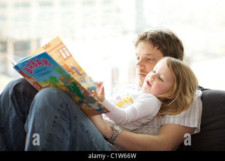 Young Girl reading Babar l'éléphant enfants livre à sa fille de trois ans Banque D'Images