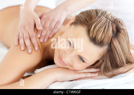 Jeune femme positive ayant un massage arrière dans un centre de spa Banque D'Images