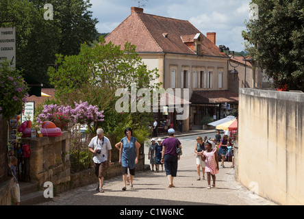 Les touristes en marche street Les Eyzies Dordogne France Europe Français Banque D'Images