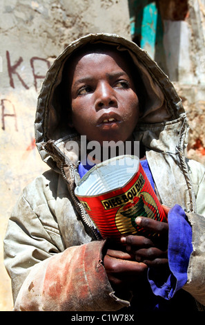 Les jeunes étudiants d'un talibé (école coranique) mendier dans les rues de Saint Louis, Sénégal Banque D'Images