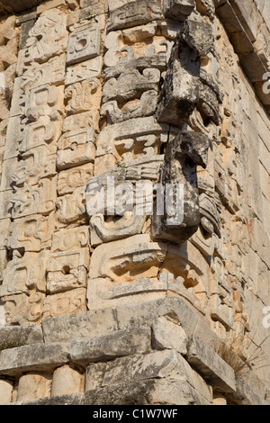 Façade de complexes dans les masques de Chac Quadrangle Nunnery dans le style Puuc ruines mayas d'Uxmal, Mexique. Banque D'Images