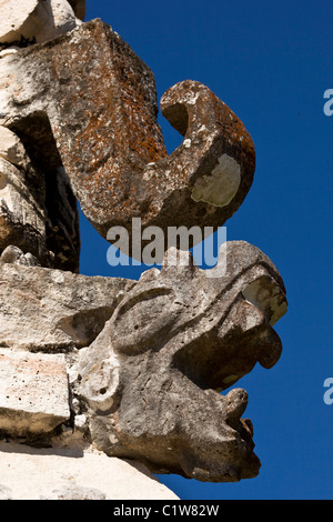 Tête de serpent en pierre sculptée dans le quadrangle Nunnery dans le style Puuc ruines mayas d'Uxmal dans le Yucatan, au Mexique. Banque D'Images