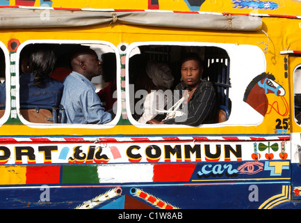 Sénégal, Dakar : bus des transports publics Banque D'Images