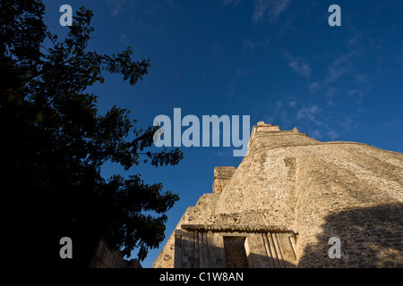 Voir le profil de la Pyramide du Magicien (Pirámide del Mago) dans la ville maya de Uxmal, Mexique. Banque D'Images