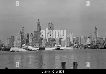 Gratte-ciel sur le front, Manhattan, New York City, New York, USA Banque D'Images