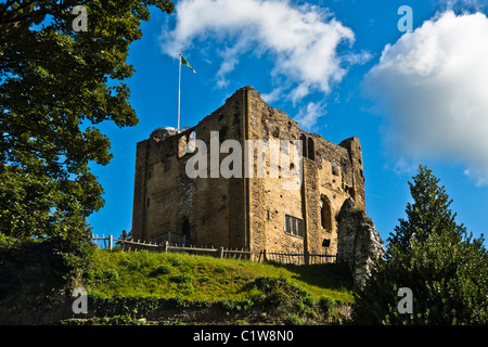 Des ruines historiques de Guildford Castle avec arbres verts et ciel bleu. Surrey, UK Banque D'Images