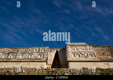 Arche en encorbellement dans le palais du gouverneur dans la ville maya classique d'Uxmal, Yucatan, Mexique. Banque D'Images