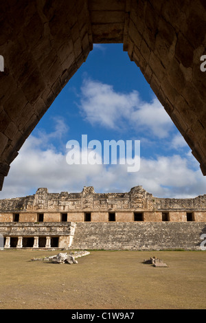 Le quadrangle Nunnery encadrée par une arche en encorbellement dans le style Puuc ruines mayas d'Uxmal dans le Yucatan, au Mexique. Banque D'Images