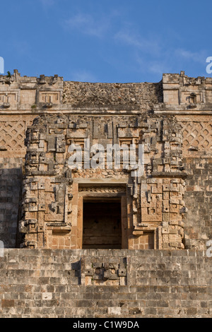 Porte complexes par la bouche du dieu de la pluie Chac au sommet de la Pyramide du Magicien dans la ville maya de Uxmal, Mexique. Banque D'Images