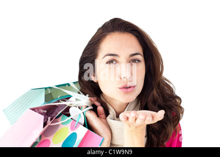 Woman holding shopping bags et jeter un baiser à l'écran Banque D'Images