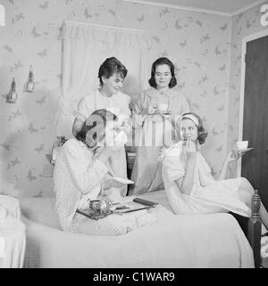 Quatre jeunes femmes body glamour dans la chambre Banque D'Images
