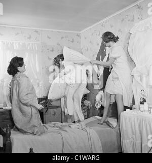 Quatre jeunes femmes body glamour dans la chambre Banque D'Images
