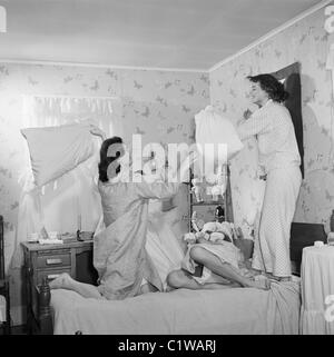 Quatre jeunes femmes body glamour dans la chambre Banque D'Images