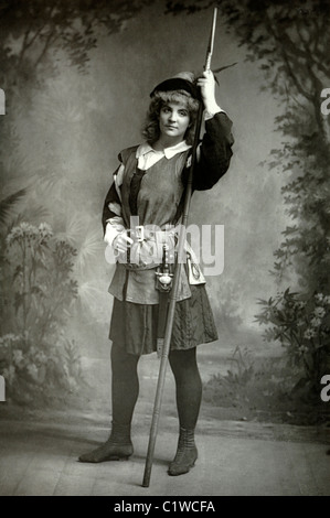 ADA Rehan (1859-1916) actrice américaine habillée comme Robin des Bois ou Maid Marion - comme la figure. Type de bois Banque D'Images