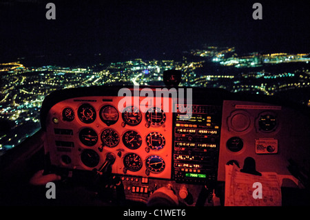 Vol VFR de nuit dans un petit avion Cessna 172 sur le Luxembourg ville Banque D'Images