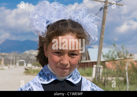 Le Kirghizistan, Tian Shan, Torugart Pass, Portrait de jeune fille en tenue traditionnelle Banque D'Images