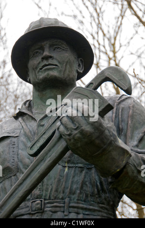 Les champs de pétrole, une statue de guerrier par Jay O'Melia. L'huile de bois de Dukes Museum et réserve naturelle, Lancashire, England, UK Banque D'Images