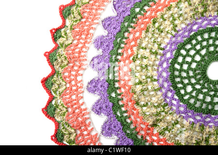 Serviette multicolores tricotées isolée sur fond blanc Banque D'Images